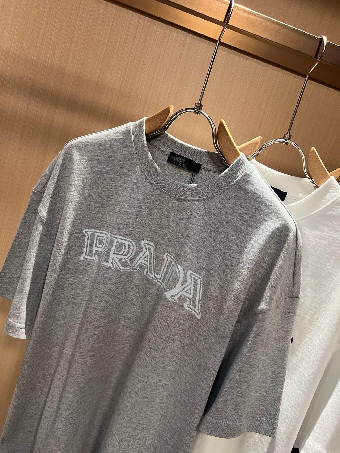 PRAD*A普*达2026春夏新款男女同款👫短袖T恤，最新款全网独家首上！！~既经典有时尚百搭，谁不爱啊，将经典再次展现