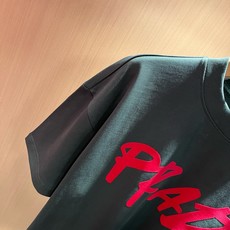 PRAD*A普*达2026春夏新款男女同款👫短袖T恤,最新款全网独家首上!!~既经典有时尚百搭,谁不爱啊,将经典再次展现 PRAD*A普*达2026春夏新款男女同款👫短袖T恤,最新款全网独家首上!!~既经典有时尚百搭,谁不爱啊,将经典再次展现