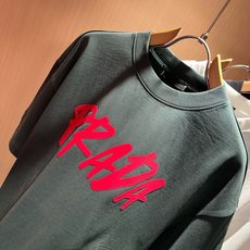 PRAD*A普*达2026春夏新款男女同款👫短袖T恤,最新款全网独家首上!!~既经典有时尚百搭,谁不爱啊,将经典再次展现 PRAD*A普*达2026春夏新款男女同款👫短袖T恤,最新款全网独家首上!!~既经典有时尚百搭,谁不爱啊,将经典再次展现