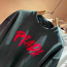 PRAD*A普*达2026春夏新款男女同款👫短袖T恤,最新款全网独家首上!!~既经典有时尚百搭,谁不爱啊,将经典再次展现 PRAD*A普*达2026春夏新款男女同款👫短袖T恤,最新款全网独家首上!!~既经典有时尚百搭,谁不爱啊,将经典再次展现