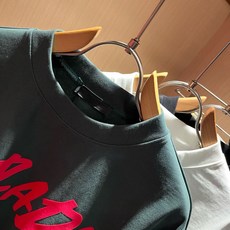 PRAD*A普*达2026春夏新款男女同款👫短袖T恤,最新款全网独家首上!!~既经典有时尚百搭,谁不爱啊,将经典再次展现 PRAD*A普*达2026春夏新款男女同款👫短袖T恤,最新款全网独家首上!!~既经典有时尚百搭,谁不爱啊,将经典再次展现