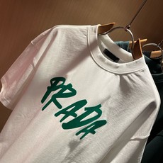 PRAD*A普*达2026春夏新款男女同款👫短袖T恤,最新款全网独家首上!!~既经典有时尚百搭,谁不爱啊,将经典再次展现 PRAD*A普*达2026春夏新款男女同款👫短袖T恤,最新款全网独家首上!!~既经典有时尚百搭,谁不爱啊,将经典再次展现