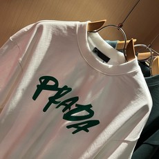 PRAD*A普*达2026春夏新款男女同款👫短袖T恤,最新款全网独家首上!!~既经典有时尚百搭,谁不爱啊,将经典再次展现 PRAD*A普*达2026春夏新款男女同款👫短袖T恤,最新款全网独家首上!!~既经典有时尚百搭,谁不爱啊,将经典再次展现