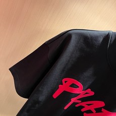 PRAD*A普*达2026春夏新款男女同款👫短袖T恤,最新款全网独家首上!!~既经典有时尚百搭,谁不爱啊,将经典再次展现 PRAD*A普*达2026春夏新款男女同款👫短袖T恤,最新款全网独家首上!!~既经典有时尚百搭,谁不爱啊,将经典再次展现