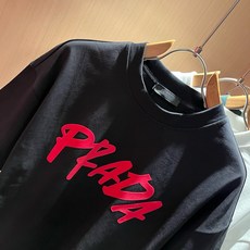 PRAD*A普*达2026春夏新款男女同款👫短袖T恤,最新款全网独家首上!!~既经典有时尚百搭,谁不爱啊,将经典再次展现 PRAD*A普*达2026春夏新款男女同款👫短袖T恤,最新款全网独家首上!!~既经典有时尚百搭,谁不爱啊,将经典再次展现