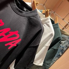 PRAD*A普*达2026春夏新款男女同款👫短袖T恤,最新款全网独家首上!!~既经典有时尚百搭,谁不爱啊,将经典再次展现 PRAD*A普*达2026春夏新款男女同款👫短袖T恤,最新款全网独家首上!!~既经典有时尚百搭,谁不爱啊,将经典再次展现