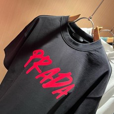 PRAD*A普*达2026春夏新款男女同款👫短袖T恤,最新款全网独家首上!!~既经典有时尚百搭,谁不爱啊,将经典再次展现 PRAD*A普*达2026春夏新款男女同款👫短袖T恤,最新款全网独家首上!!~既经典有时尚百搭,谁不爱啊,将经典再次展现