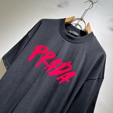 PRAD*A普*达2026春夏新款男女同款👫短袖T恤,最新款全网独家首上!!~既经典有时尚百搭,谁不爱啊,将经典再次展现 PRAD*A普*达2026春夏新款男女同款👫短袖T恤,最新款全网独家首上!!~既经典有时尚百搭,谁不爱啊,将经典再次展现