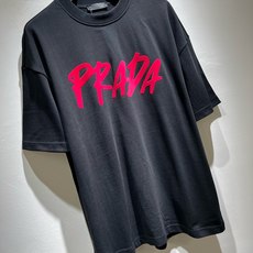 PRAD*A普*达2026春夏新款男女同款👫短袖T恤,最新款全网独家首上!!~既经典有时尚百搭,谁不爱啊,将经典再次展现 PRAD*A普*达2026春夏新款男女同款👫短袖T恤,最新款全网独家首上!!~既经典有时尚百搭,谁不爱啊,将经典再次展现