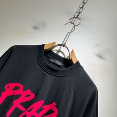 PRAD*A普*达2026春夏新款男女同款👫短袖T恤,最新款全网独家首上!!~既经典有时尚百搭,谁不爱啊,将经典再次展现 PRAD*A普*达2026春夏新款男女同款👫短袖T恤,最新款全网独家首上!!~既经典有时尚百搭,谁不爱啊,将经典再次展现