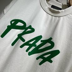PRAD*A普*达2026春夏新款男女同款👫短袖T恤,最新款全网独家首上!!~既经典有时尚百搭,谁不爱啊,将经典再次展现 PRAD*A普*达2026春夏新款男女同款👫短袖T恤,最新款全网独家首上!!~既经典有时尚百搭,谁不爱啊,将经典再次展现