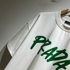 PRAD*A普*达2026春夏新款男女同款👫短袖T恤,最新款全网独家首上!!~既经典有时尚百搭,谁不爱啊,将经典再次展现 PRAD*A普*达2026春夏新款男女同款👫短袖T恤,最新款全网独家首上!!~既经典有时尚百搭,谁不爱啊,将经典再次展现