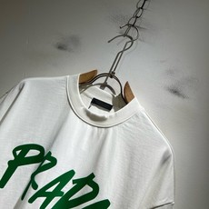 PRAD*A普*达2026春夏新款男女同款👫短袖T恤,最新款全网独家首上!!~既经典有时尚百搭,谁不爱啊,将经典再次展现 PRAD*A普*达2026春夏新款男女同款👫短袖T恤,最新款全网独家首上!!~既经典有时尚百搭,谁不爱啊,将经典再次展现