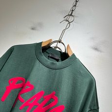 PRAD*A普*达2026春夏新款男女同款👫短袖T恤,最新款全网独家首上!!~既经典有时尚百搭,谁不爱啊,将经典再次展现 PRAD*A普*达2026春夏新款男女同款👫短袖T恤,最新款全网独家首上!!~既经典有时尚百搭,谁不爱啊,将经典再次展现