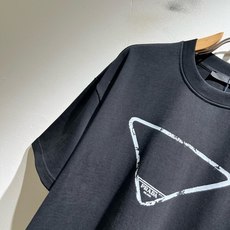 PRAD*A普*达2026春夏新款男女同款👫短袖T恤,最新款全网独家首上!!~既经典有时尚百搭,谁不爱啊,将经典再次展现 PRAD*A普*达2026春夏新款男女同款👫短袖T恤,最新款全网独家首上!!~既经典有时尚百搭,谁不爱啊,将经典再次展现