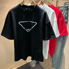 PRAD*A普*达2026春夏新款男女同款👫短袖T恤,最新款全网独家首上!!~既经典有时尚百搭,谁不爱啊,将经典再次展现 PRAD*A普*达2026春夏新款男女同款👫短袖T恤,最新款全网独家首上!!~既经典有时尚百搭,谁不爱啊,将经典再次展现