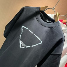 PRAD*A普*达2026春夏新款男女同款👫短袖T恤,最新款全网独家首上!!~既经典有时尚百搭,谁不爱啊,将经典再次展现 PRAD*A普*达2026春夏新款男女同款👫短袖T恤,最新款全网独家首上!!~既经典有时尚百搭,谁不爱啊,将经典再次展现