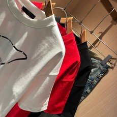 PRAD*A普*达2026春夏新款男女同款👫短袖T恤,最新款全网独家首上!!~既经典有时尚百搭,谁不爱啊,将经典再次展现 PRAD*A普*达2026春夏新款男女同款👫短袖T恤,最新款全网独家首上!!~既经典有时尚百搭,谁不爱啊,将经典再次展现