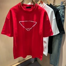 PRAD*A普*达2026春夏新款男女同款👫短袖T恤,最新款全网独家首上!!~既经典有时尚百搭,谁不爱啊,将经典再次展现 PRAD*A普*达2026春夏新款男女同款👫短袖T恤,最新款全网独家首上!!~既经典有时尚百搭,谁不爱啊,将经典再次展现