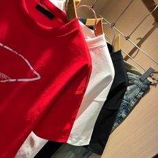 PRAD*A普*达2026春夏新款男女同款👫短袖T恤,最新款全网独家首上!!~既经典有时尚百搭,谁不爱啊,将经典再次展现 PRAD*A普*达2026春夏新款男女同款👫短袖T恤,最新款全网独家首上!!~既经典有时尚百搭,谁不爱啊,将经典再次展现