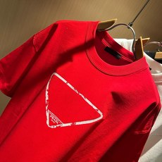 PRAD*A普*达2026春夏新款男女同款👫短袖T恤,最新款全网独家首上!!~既经典有时尚百搭,谁不爱啊,将经典再次展现 PRAD*A普*达2026春夏新款男女同款👫短袖T恤,最新款全网独家首上!!~既经典有时尚百搭,谁不爱啊,将经典再次展现