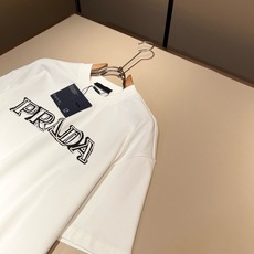 PRAD*A普*达2026春夏新款男女同款👫短袖T恤,最新款全网独家首上!!~既经典有时尚百搭,谁不爱啊,将经典再次展现 PRAD*A普*达2026春夏新款男女同款👫短袖T恤,最新款全网独家首上!!~既经典有时尚百搭,谁不爱啊,将经典再次展现