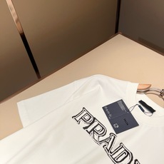 PRAD*A普*达2026春夏新款男女同款👫短袖T恤,最新款全网独家首上!!~既经典有时尚百搭,谁不爱啊,将经典再次展现 PRAD*A普*达2026春夏新款男女同款👫短袖T恤,最新款全网独家首上!!~既经典有时尚百搭,谁不爱啊,将经典再次展现