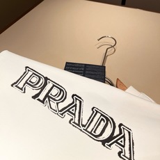PRAD*A普*达2026春夏新款男女同款👫短袖T恤,最新款全网独家首上!!~既经典有时尚百搭,谁不爱啊,将经典再次展现 PRAD*A普*达2026春夏新款男女同款👫短袖T恤,最新款全网独家首上!!~既经典有时尚百搭,谁不爱啊,将经典再次展现