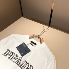 PRAD*A普*达2026春夏新款男女同款👫短袖T恤,最新款全网独家首上!!~既经典有时尚百搭,谁不爱啊,将经典再次展现 PRAD*A普*达2026春夏新款男女同款👫短袖T恤,最新款全网独家首上!!~既经典有时尚百搭,谁不爱啊,将经典再次展现