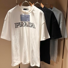 PRAD*A普*达2026春夏新款男女同款👫短袖T恤,最新款全网独家首上!!~既经典有时尚百搭,谁不爱啊,将经典再次展现 PRAD*A普*达2026春夏新款男女同款👫短袖T恤,最新款全网独家首上!!~既经典有时尚百搭,谁不爱啊,将经典再次展现