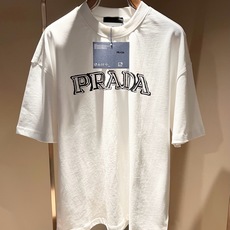 PRAD*A普*达2026春夏新款男女同款👫短袖T恤,最新款全网独家首上!!~既经典有时尚百搭,谁不爱啊,将经典再次展现 PRAD*A普*达2026春夏新款男女同款👫短袖T恤,最新款全网独家首上!!~既经典有时尚百搭,谁不爱啊,将经典再次展现