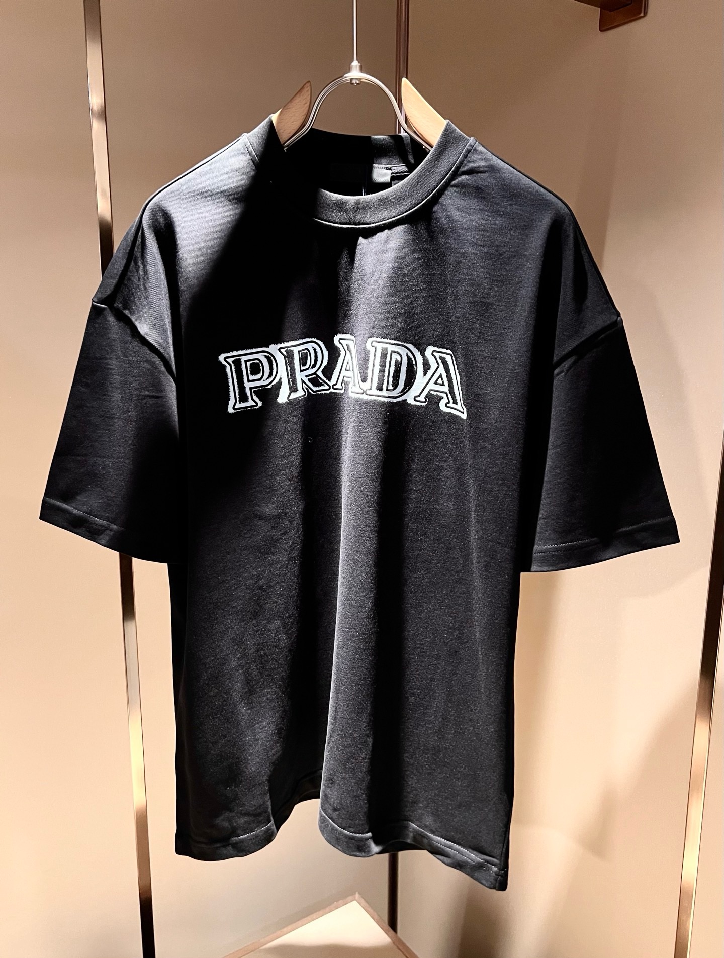 PRAD*A普*达2026春夏新款男女同款👫短袖T恤，最新款全网独家首上！！~既经典有时尚百搭，谁不爱啊，将经典再次展现