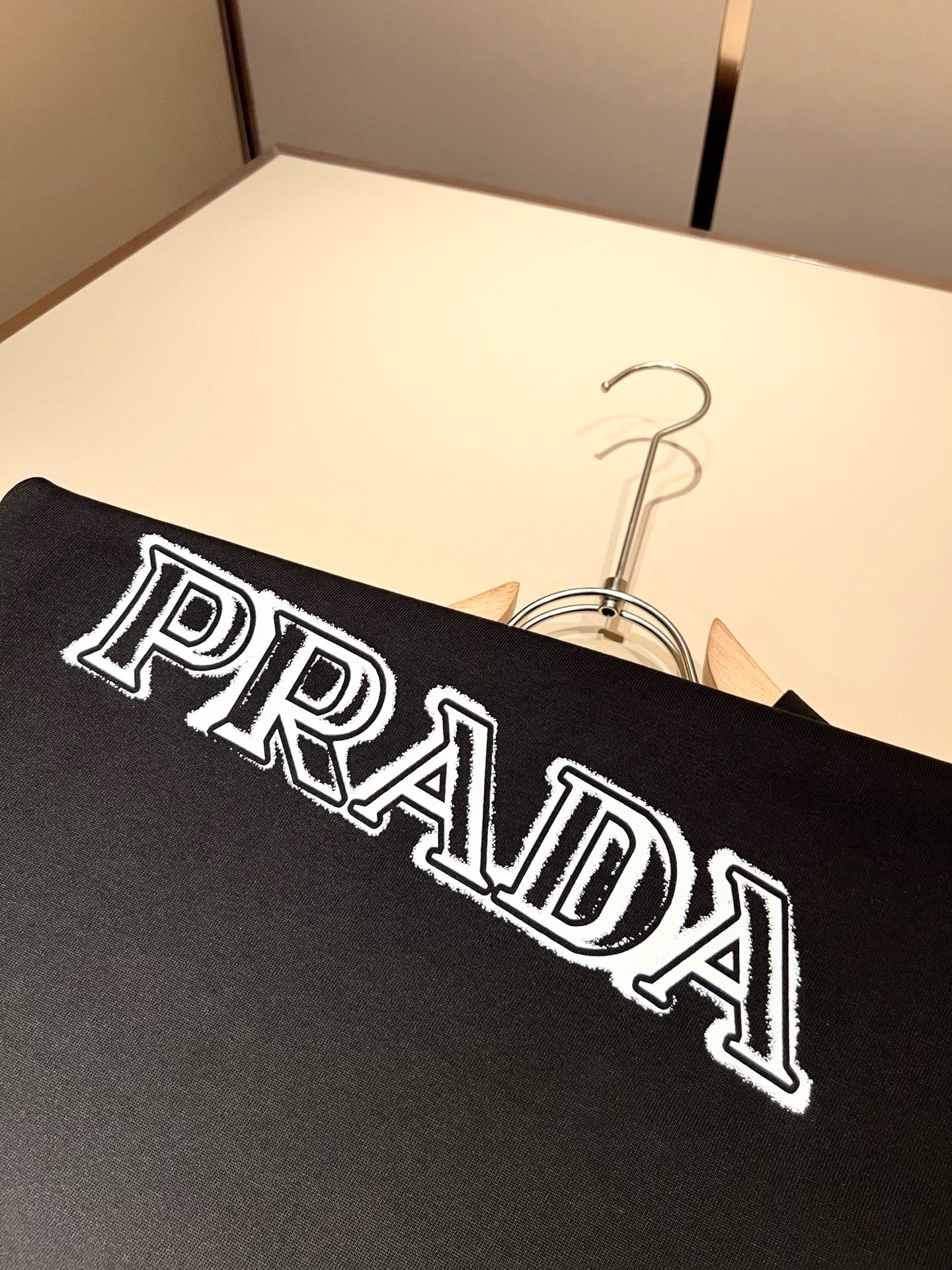 PRAD*A普*达2026春夏新款男女同款👫短袖T恤，最新款全网独家首上！！~既经典有时尚百搭，谁不爱啊，将经典再次展现