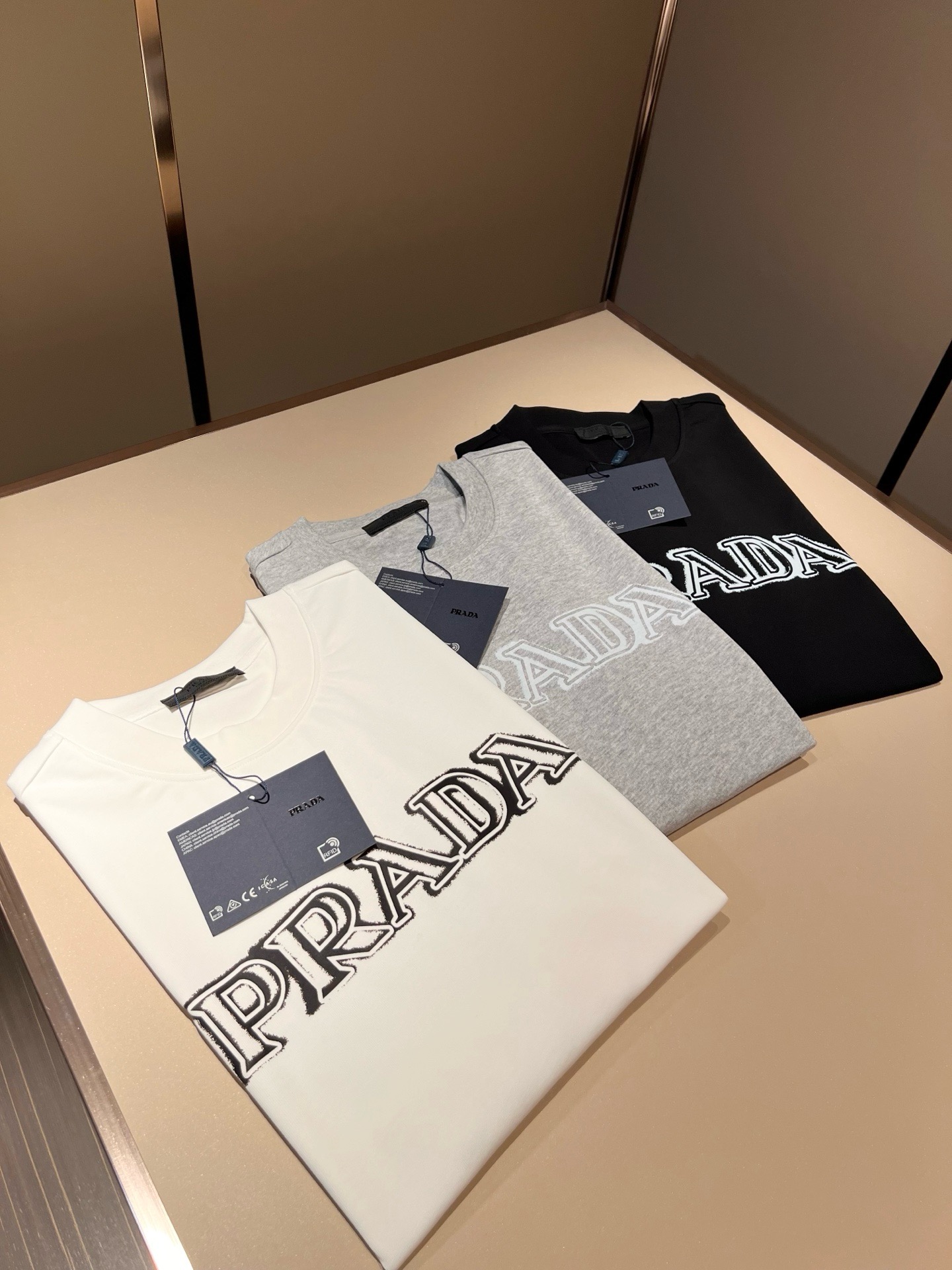 PRAD*A普*达2026春夏新款男女同款👫短袖T恤，最新款全网独家首上！！~既经典有时尚百搭，谁不爱啊，将经典再次展现