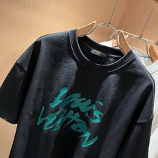 LouisVuitt*路易*登 2026春夏全新系列单品上线,非常时髦前卫的一款男女同款短袖T恤,标识logo图案印花修 LouisVuitt*路易*登 2026春夏全新系列单品上线,非常时髦前卫的一款男女同款短袖T恤,标识logo图案印花修