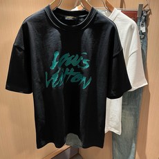 LouisVuitt*路易*登 2026春夏全新系列单品上线,非常时髦前卫的一款男女同款短袖T恤,标识logo图案印花修 LouisVuitt*路易*登 2026春夏全新系列单品上线,非常时髦前卫的一款男女同款短袖T恤,标识logo图案印花修