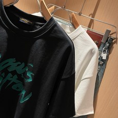 LouisVuitt*路易*登 2026春夏全新系列单品上线,非常时髦前卫的一款男女同款短袖T恤,标识logo图案印花修 LouisVuitt*路易*登 2026春夏全新系列单品上线,非常时髦前卫的一款男女同款短袖T恤,标识logo图案印花修