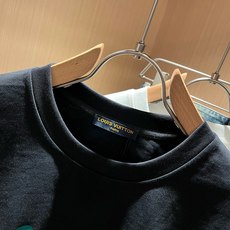LouisVuitt*路易*登 2026春夏全新系列单品上线,非常时髦前卫的一款男女同款短袖T恤,标识logo图案印花修 LouisVuitt*路易*登 2026春夏全新系列单品上线,非常时髦前卫的一款男女同款短袖T恤,标识logo图案印花修
