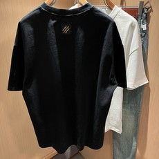 LouisVuitt*路易*登 2026春夏全新系列单品上线,非常时髦前卫的一款男女同款短袖T恤,标识logo图案印花修 LouisVuitt*路易*登 2026春夏全新系列单品上线,非常时髦前卫的一款男女同款短袖T恤,标识logo图案印花修