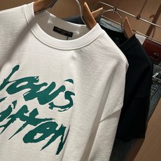 LouisVuitt*路易*登 2026春夏全新系列单品上线,非常时髦前卫的一款男女同款短袖T恤,标识logo图案印花修 LouisVuitt*路易*登 2026春夏全新系列单品上线,非常时髦前卫的一款男女同款短袖T恤,标识logo图案印花修
