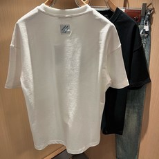 LouisVuitt*路易*登 2026春夏全新系列单品上线,非常时髦前卫的一款男女同款短袖T恤,标识logo图案印花修 LouisVuitt*路易*登 2026春夏全新系列单品上线,非常时髦前卫的一款男女同款短袖T恤,标识logo图案印花修