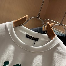LouisVuitt*路易*登 2026春夏全新系列单品上线,非常时髦前卫的一款男女同款短袖T恤,标识logo图案印花修 LouisVuitt*路易*登 2026春夏全新系列单品上线,非常时髦前卫的一款男女同款短袖T恤,标识logo图案印花修
