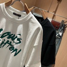 LouisVuitt*路易*登 2026春夏全新系列单品上线,非常时髦前卫的一款男女同款短袖T恤,标识logo图案印花修 LouisVuitt*路易*登 2026春夏全新系列单品上线,非常时髦前卫的一款男女同款短袖T恤,标识logo图案印花修