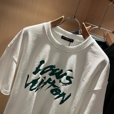 LouisVuitt*路易*登 2026春夏全新系列单品上线,非常时髦前卫的一款男女同款短袖T恤,标识logo图案印花修 LouisVuitt*路易*登 2026春夏全新系列单品上线,非常时髦前卫的一款男女同款短袖T恤,标识logo图案印花修