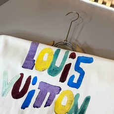 LouisVuitt*路易*登 2026春夏全新系列单品上线,非常时髦前卫的一款男女同款短袖T恤,标识logo图案印花修 LouisVuitt*路易*登 2026春夏全新系列单品上线,非常时髦前卫的一款男女同款短袖T恤,标识logo图案印花修