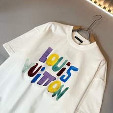 LouisVuitt*路易*登 2026春夏全新系列单品上线,非常时髦前卫的一款男女同款短袖T恤,标识logo图案印花修 LouisVuitt*路易*登 2026春夏全新系列单品上线,非常时髦前卫的一款男女同款短袖T恤,标识logo图案印花修