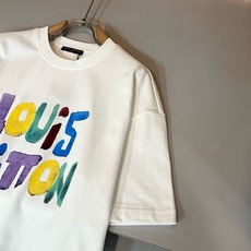 LouisVuitt*路易*登 2026春夏全新系列单品上线,非常时髦前卫的一款男女同款短袖T恤,标识logo图案印花修 LouisVuitt*路易*登 2026春夏全新系列单品上线,非常时髦前卫的一款男女同款短袖T恤,标识logo图案印花修