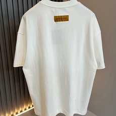LouisVuitt*路易*登 2026春夏全新系列单品上线,非常时髦前卫的一款男女同款短袖T恤,标识logo图案印花修 LouisVuitt*路易*登 2026春夏全新系列单品上线,非常时髦前卫的一款男女同款短袖T恤,标识logo图案印花修