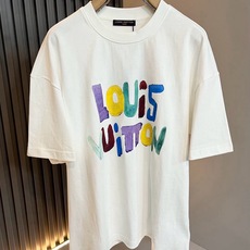 LouisVuitt*路易*登 2026春夏全新系列单品上线,非常时髦前卫的一款男女同款短袖T恤,标识logo图案印花修 LouisVuitt*路易*登 2026春夏全新系列单品上线,非常时髦前卫的一款男女同款短袖T恤,标识logo图案印花修