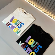 LouisVuitt*路易*登 2026春夏全新系列单品上线,非常时髦前卫的一款男女同款短袖T恤,标识logo图案印花修 LouisVuitt*路易*登 2026春夏全新系列单品上线,非常时髦前卫的一款男女同款短袖T恤,标识logo图案印花修